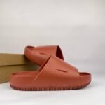 NIKE CALM SLIDE POUR FEMMES - RUGGED ORANGE