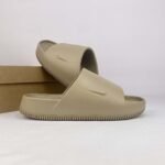 NIKE CALM SLIDE POUR HOMMES - KHAKI – Image 2