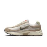 NIKE INITIATOR - LIGHT BONE CARGO KHAKI – Image 3