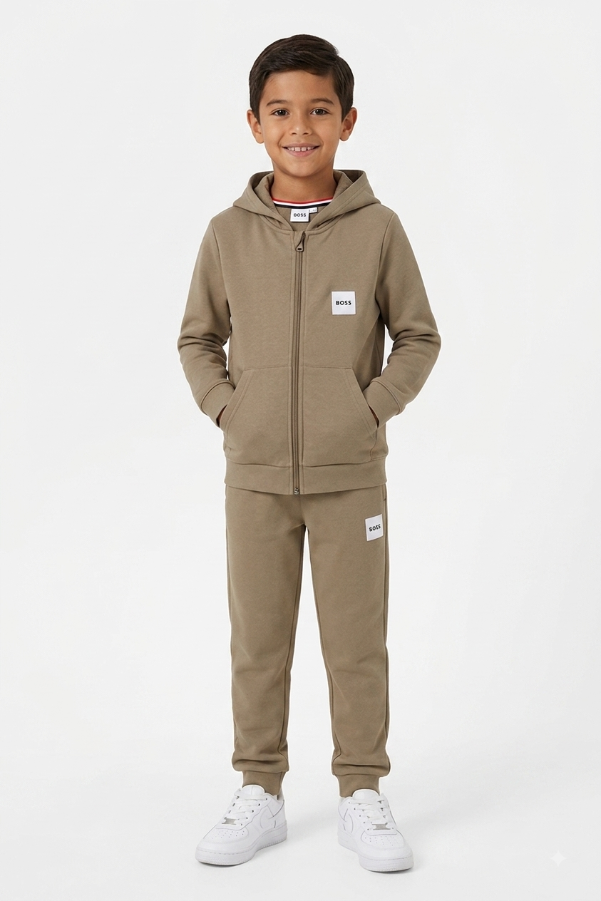 Gemini_Generated_Image_r6ukqzr6ukqzr6uk BOSS ENSEMBLE DE JOGGING DRK STONE – Image 1